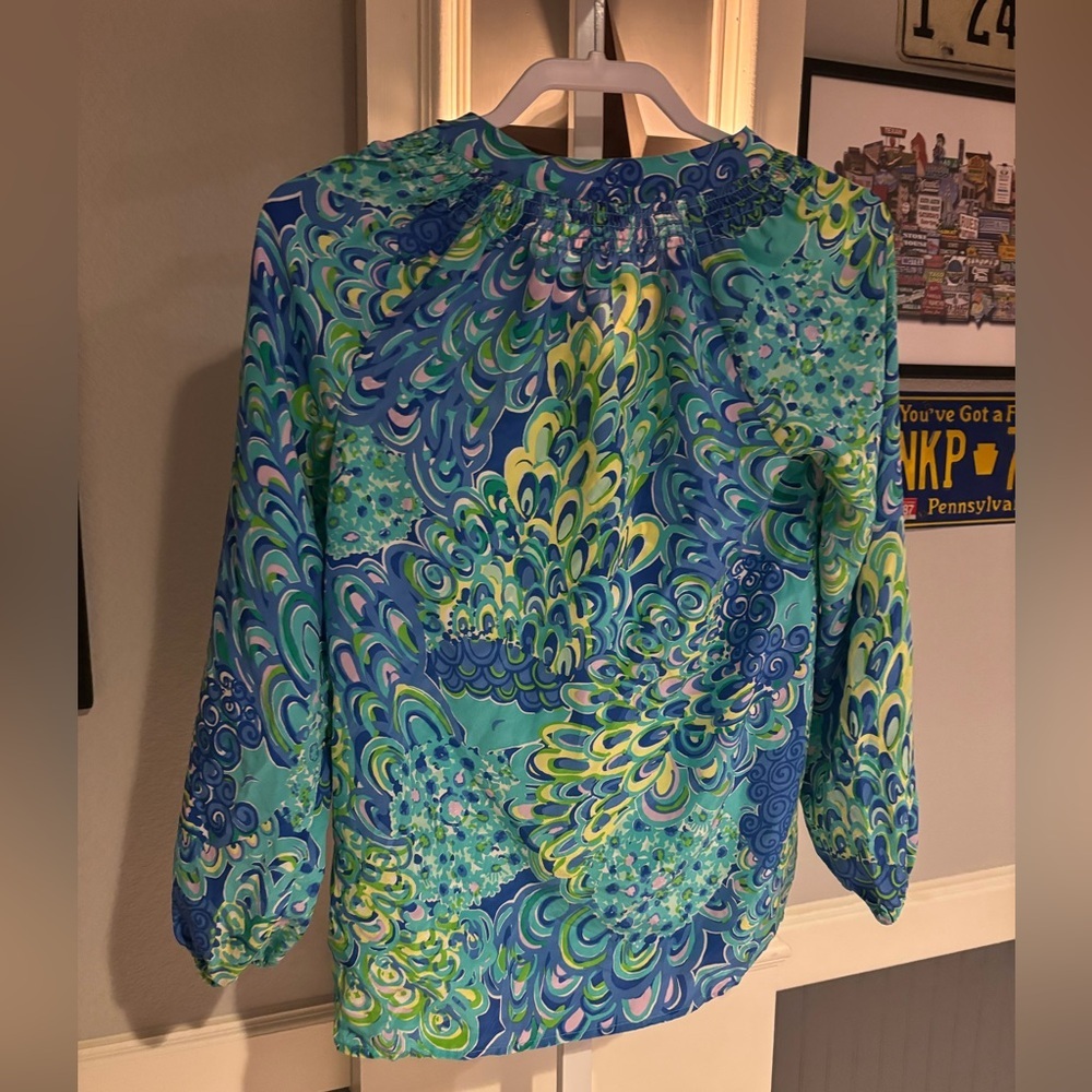 Lilly Pulitzer Elsa Silk Blouse Lilly's Lagoon or "Peacock" print size XS - Picture 3 of 5